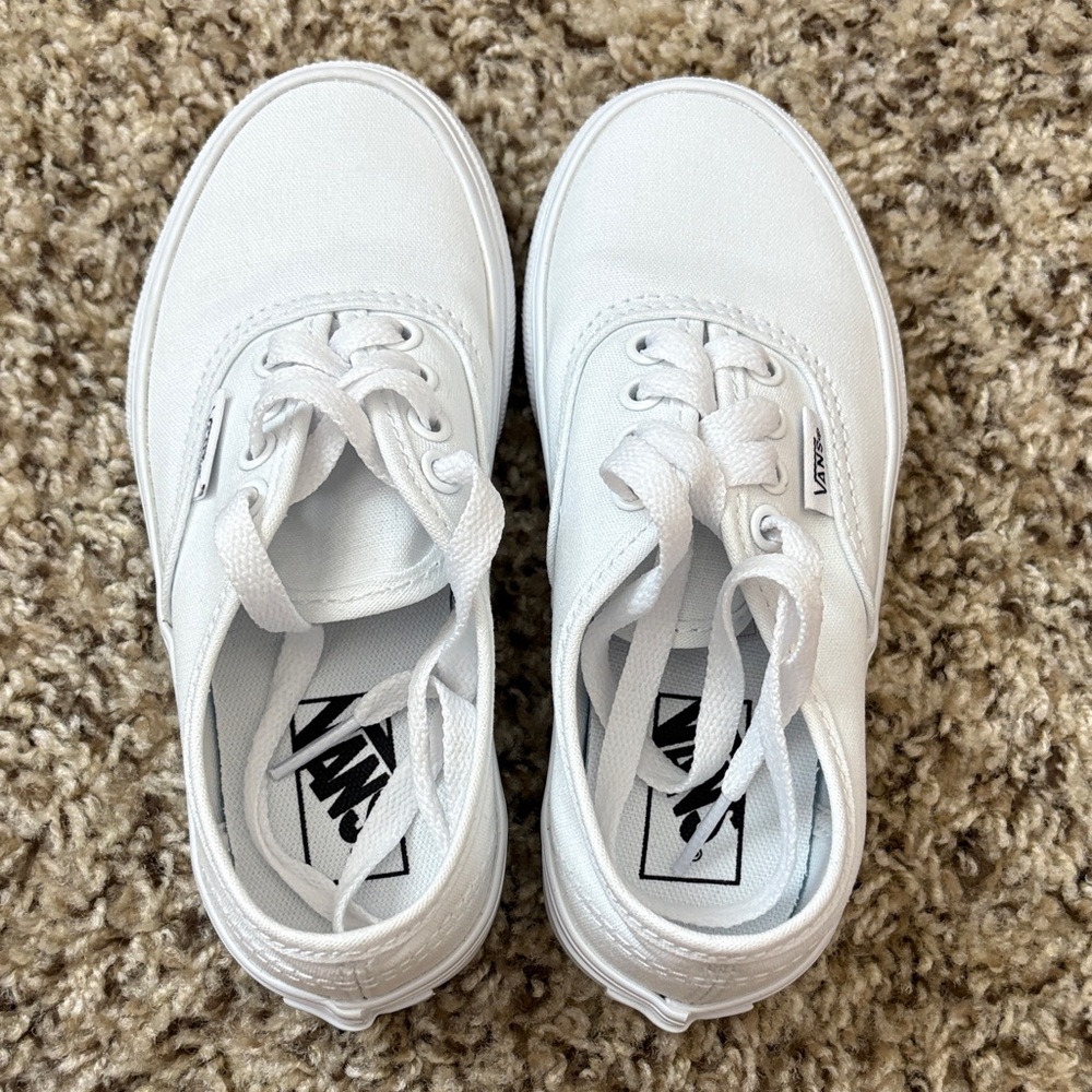 BRAND NEW (never worn)Vans Kids Classic Sneakers. Perfect for back to school🍎
